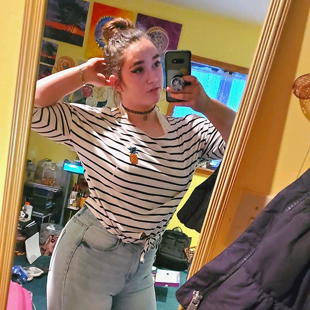 Cold shoulder b&w striped knot shirt